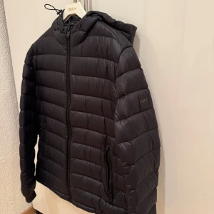 Hugo boss - Tja! Säljer min Hugo Boss jacka i ett gott skick. Jackan är använd fåtal gånger och har inga skavanker! Jackan är i storlek L och är i skicket 9/10,   fråga gärna! Köpt för 4999kr
