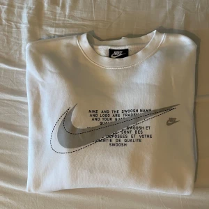Nike Sweatshirt  - Vit Nike Sweatshirt med Nike tryck på i storlek M.  Använd endast 1 gång, som nyskick.  Nypris 700kr  Säljs då jag inte längre använder den.
