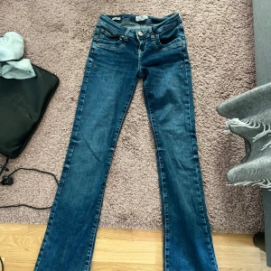 LTB jeans - Skitsnygga LTB-jeans som tyvärr inte passar mig längre. I topp skick!  Midjemått: 34cm Innerbenslängd: 80 cm