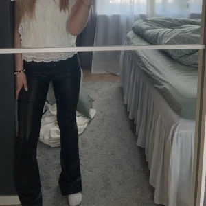 Skinnbyxor only/nelly - jättefina skinnbyxor köpta på nelly som tyvärr är för långa på mig som är 160cm (de är uppvikta i benen på bilderna) ja har storlek S/30 , använda några gånger men inget slitage! nypris 499kr! pris kan diskuteras! skriv innan du trycker på köp nu!