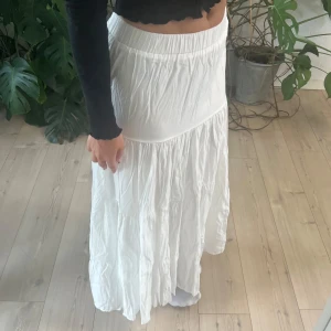 Vit långkjol från Azaka Paris - Säljer en superfin vit långkjol från Azaka Paris. Har en underkjol. Köpt för 499kr men har tyvärr aldrig kommit till användning. Storlek onesize men passar som en S.