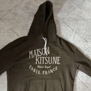 Maison kitsune hoodie - Maison kitsune hoodie i storlek M men passar S, nästan helt nyskick och inga slitningar mm