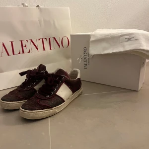 valentino flycrew❤️ - Ganska slitna därav priset, per sko har 3/4 nitar åkt av! Hör av er vid frågor