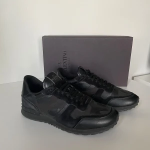 Valentino rockrunners  - Säljer ett par valentino rockrunners i storlek 41!  Bara skorna medkommer vid köp! Skorna har några defekter! Hör gärna av dig om du har frågor!