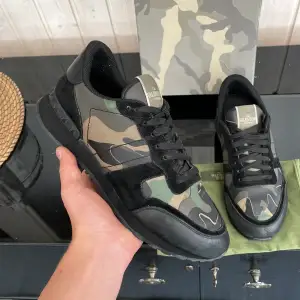 Säljer dessa extremt feta valentino rockrunners perfekt nu till hösten 🍂| skick 8,5/10. | size 42 fits bigger. Kan gå ner i pris vid snabb affär | hör av dig vid minsta fundering!💯