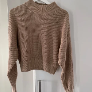 Fin brun stickad tröja  - Brun stickad tröja i ny skick använd endast någon gång, tröjan är från nakd i storlek s