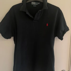 Fet Ralph lauren polo - Säljer en schysst Ralph lauren polo i mycket bra skick. Strl L men sitter mer som en M