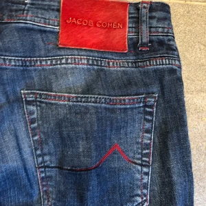 Jacob cohen jeans limited edition 688 - Tja, säljer mina snygga Jacob Cohen jeans som är i limited edition, samt style 688! Cond 9/10 knappt tecken på användning samt extremt snygga detaljer! Tveka inte på att skicka dm för frågor!