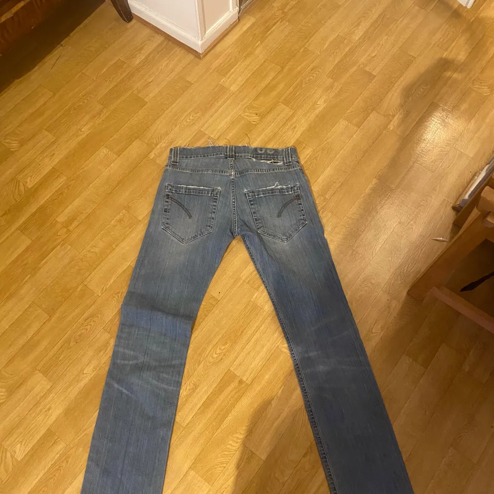 Tja säljer mina dondup jeans där av att dom är försmå! Dom har en liten defekt som du ser på bild 3 men inget man märker av det går in i designen annat är skicket 10/10 med inga defekter eller problem bara att höra av sig vid minsta lilla fundering!🤗. Jeans & Byxor.