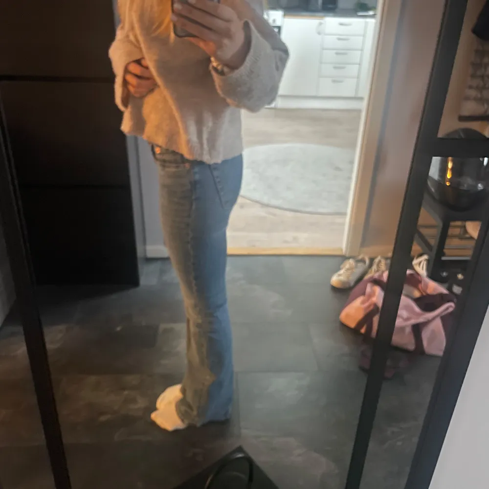 säljer mina low waist bootcut jeans från lager 157 då de inte kommer till användning, de har endast använts ett fåtal gånger och är i fint skick. Jeans & Byxor.