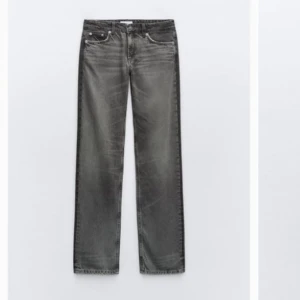 Zara grå jeans - Säljer dessa sprillans nya lågmidjade jeans i straight fit från Zara, det är den populära gråtvättade modellen som är helt slutsåld (byxorna har fortfarande prislappen på!), säljs då de var för stora för mig men hann ej returnera❤️