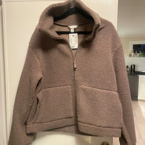 H&M jacka i pile - Säljer denna populära Teddy jacka från H&M! Helt ny med prislapp kvar, perfekt höstjacka. Slutsåld på hemsidan 