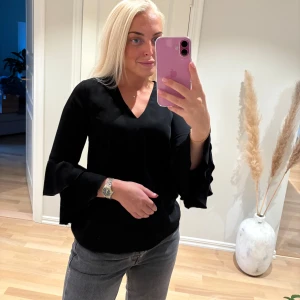Svart volangtopp - Svart topp med volangärmar. Storlek 34. Nyskick.