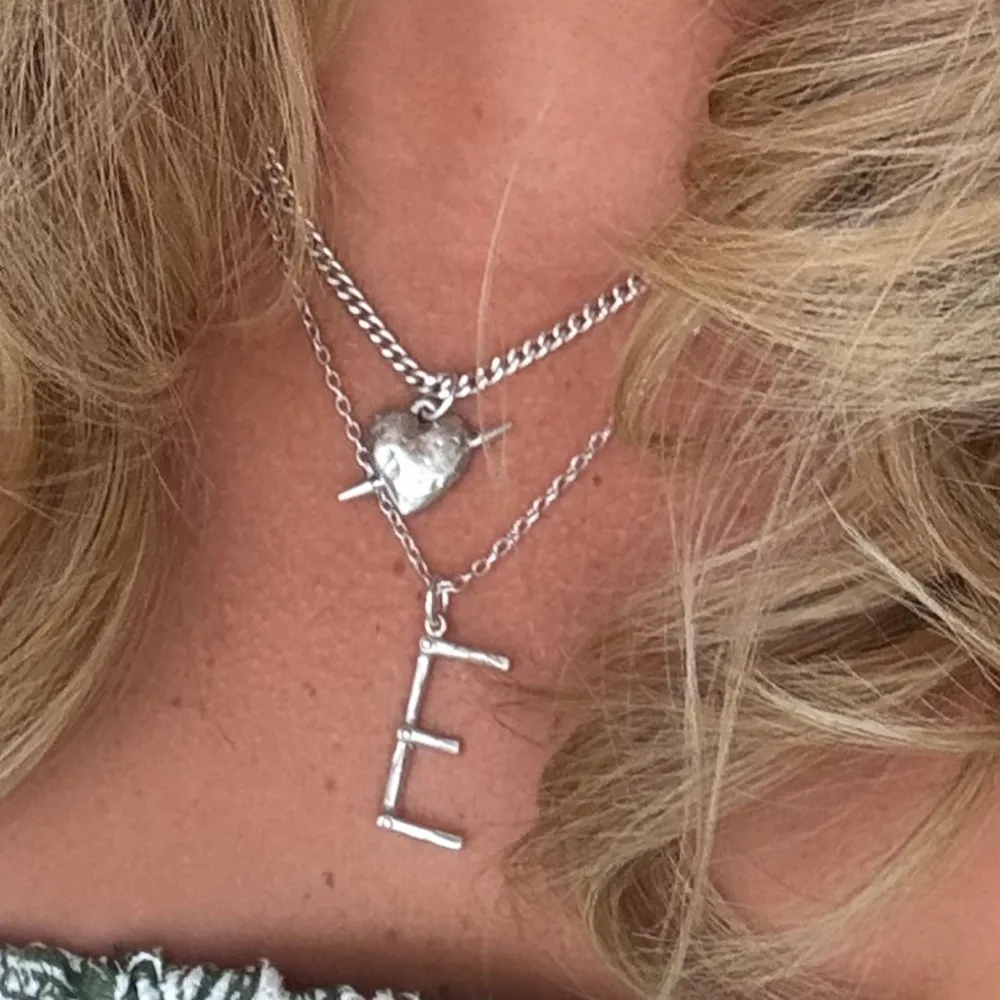 Hej! Säljer nu mitt så fina bokstavshalsband från Maria Nilsdotter. Vid namn, Wonky Letter Necklace. Bokstaven E. Nypris 1895kr. Partis oxidering som garanterat går bort med lite silverputs.. Accessoarer.