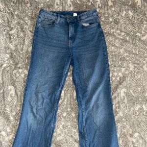 Jeans bootcut high waist  - Jeans från hm, i bra skick. Säljer för att de är för stora.
