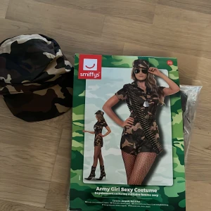 Millitär shortsdräkt - Storlek xs. Säljer för att den var för liten. Perfekt till halloween. Du får med huvudbonaden och ett par strumpbyxor.