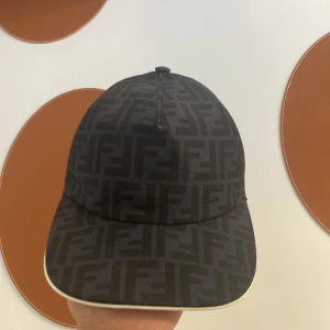 Fendi keps - Lite använd den har tappat l inte färg på sidorna