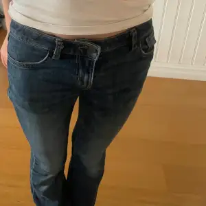 Säljer ett par blåa lågmidajde jeans från Lindex pga av att det tyvärr blivit förkorta. 