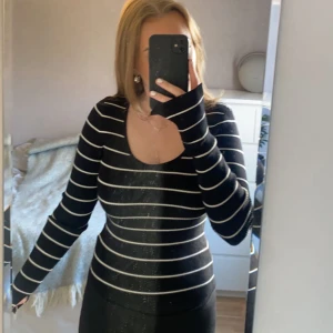 Svart och vit-randig tröja från H&M - Jag säljer min svart och vit-randiga tröja från H&M i stl. S då den inte kommer till använding. Den är använd fåtal gånger och i fint skick! Den har en slits i ärmen (se bild 4) som är en sååå fin detalj!! ☺️☺️