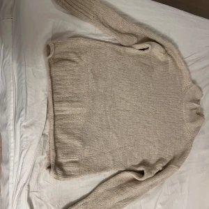 Stickad tröja  - Mycket använd, bra i skick, normal i storlek 