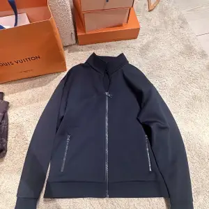 Louis vuitton monogram zip. Storlek Xl. Skick 9.5/10 som ny använd 2 gånger!  Pris 9899kr med box.