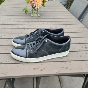 Lanvins - Säljer mina Lanvins i storleken uk 11 är som 45 eller 46, riktigt bra skick och är sparsamt andvända tyvärr så är boxen bort tappad men skriv gärna om du har nån fråga eller vill ha nån mer bild.