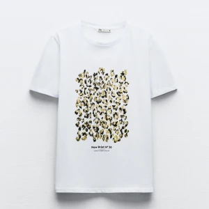 Zara T-shirt med tryck🐆 - Skit cool och trendig T-shirt från Zara! Tröjan är i super fint skick och har inga defekter💓 skriv för fler bilder och frågor, (lägg gärna prisförslag)