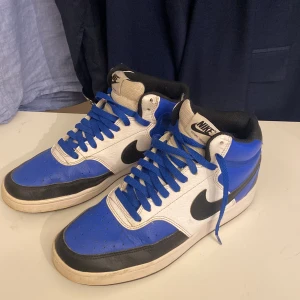 Nike skor  - Ett par sjysta Nike skor som jag bara har använt några gånger. 8-10 skick🔥Hör av dig ifall du är intresserad!