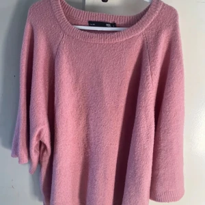 Rosa stickad tröja - Jättefin tröja! Inga defekter men den är lite nopprig. Den är i Storlek L men den passar som overzie också! Köpt för 150kr