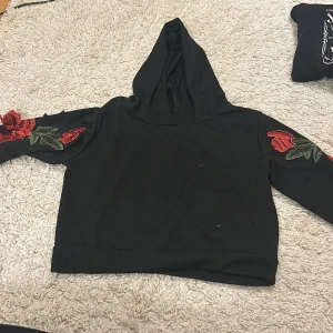 Hoodie med 3D roser  - Säljer denna otroligt coola tröjan med 3D rosor på armarna❤️