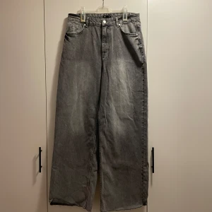 Wide jeans - Väldigt vida och långa i benen. Gråa supersnygga oanvända jeans