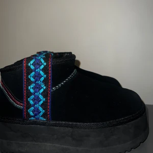 Svarta  Ugg - ”UGG Classic Ultra Mini Braid Platform” i färgen svart. Storlek 37. Bra skick och inga creases (veck/rynkor). 