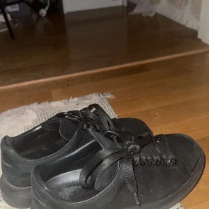 Alexander mcqueen - Dem är rätt så använda men det syns ej i vanlig ljus endast med starkt ljus.  Helt ok skick 