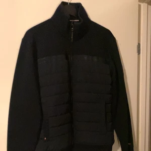 TOMMY HILFIGER CARDIGAN - Cardigan från Tommy Hilfiger. Den är i bra skick. Köpt för 1000 kr typ. De ba skriva ifall du har frågor eller funderingar :)