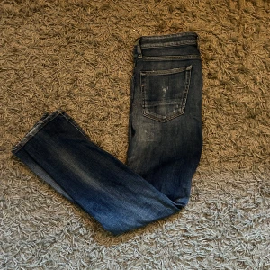 Jack & Jones Jeans - Ett par jeans från Jack & Jones. Jeansen är från blue Journey kollektionen och just denna modell är väldigt limiterad. Jeans är slim fit.