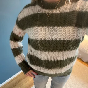 Golden goose tröja - Så fin stickad tröja från Golden Goose, är i storlek xs men sitter oversized🤍 kan gå ner i pris vid snabb affär🙌🏻