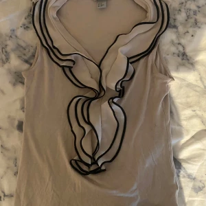 Ljusrosa/lila söt topp - En topp med fina volanger💗💋 den är från h&m men är gammal, storlek XS och använd ett par gånger men i väldigt fint skick🎀👌🏼 om du har några frågor så är de bara att skriva till mig😊