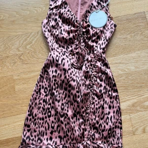 Leopard mönstrig klänning - Nyskick med prislapp kvar. Har ett hål på magen(den är designad så) lite mer festklänning.