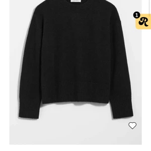 Stickad tröja från & Other stories  - Svart stickad tröja från & other stories, använd men fint skick, inte sticksig  Nypris 550 storlek xs Fler egna bilder kan fås