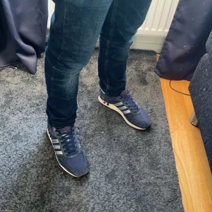 Adidas L.A Trainers - Ett par tvärfeta L.A Trainers som är sjukt trendiga just nu. De är i bra skick utom en defekt i hälen men inget man tänker på när man använder dem. Hör av er om frågor!!