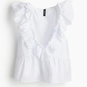 Hm topp - Jättesöt vit hm topp. Säljer pga ingen användning. Skriv för egna bilder🤍