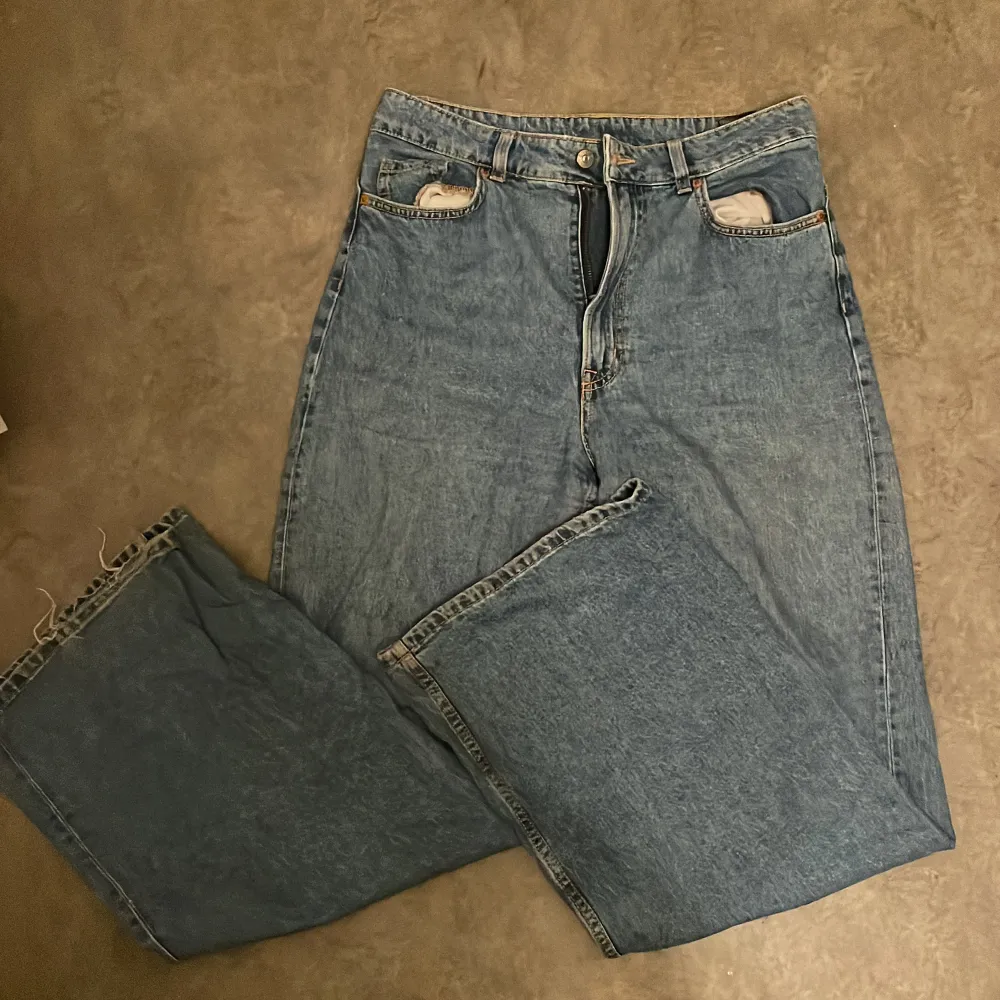 så sköna jeans från hm men tyvärr passar storleken inte mig längre :(. Jeans & Byxor.