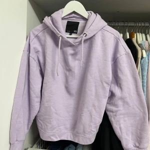 Ljuslila hoodie från 157 - Säljer en supermysig ljuslila hoodie från 157. Den är i storlek M och har en klassisk design med dragsko i huvan. Perfekt för chilliga dagar eller när du bara vill vara bekväm. Den är i bra skick och redo för en ny ägare!
