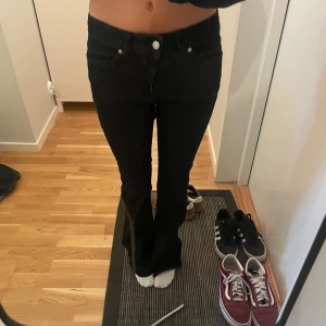 Mörkblå utsvängda jeans - Superfina mörkblå jeans från HunkyDory! Nypris är 1500kr, säljer då jag har ett likadant par. Så snygga!! Sista bilden visar hur färgen ser ut IRL. Storlek 27/34 men är superlånga! 