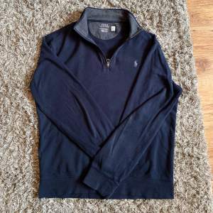 Ralph Lauren quater zip, riktigt bra sick använd sparsamt inga defekter, fler bilder? Bara att sicka ett meddelande  Ny pris 1900kr mitt pris 1100kr Storlek S fast passar M