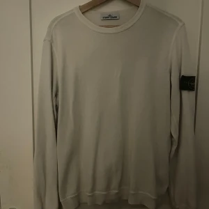 Stone Island - Tjocktröja - Beige - Storlek M - Bra skick på tröjan, patchen är lite sliten. 