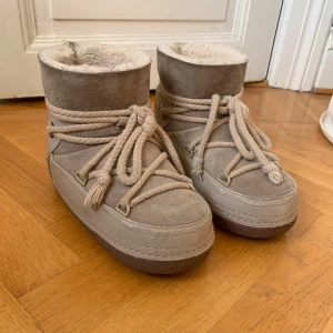 Inuikii skor/boots - Säljer mina otroligt snygga inuikii skor/boots som är perfekta till vintern. De är använda endast en vinter och därför i väldigt bra skick förutom lite slitningar på lädret. Skriv om frågor❣️