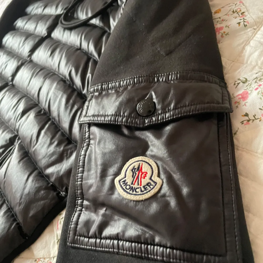 En riktigt fet moncler cardigan, har små solbrännor längts ner på jackan, tveka inte att fråga om något och pris kan diskuteras!!! (NFC tag funkar). Jackor.