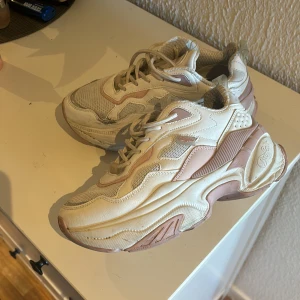 Beige sneakers från Buffalo (Finns att köpa nånstans samma)❤️ - Säljer ett par snygga och chunky beige sneakers från Buffalo. De har en cool design med inslag av rosa och är perfekta för en casual look. Skorna har snörning och en rejäl sula som ger extra höjd och komfort. Tvättas så klart innan köp blir som nya❤️