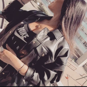 Jätte fin kappa från zara  - Den är jätte fin och passar till en utgång med familj och vänner, den kommer i bra skick.